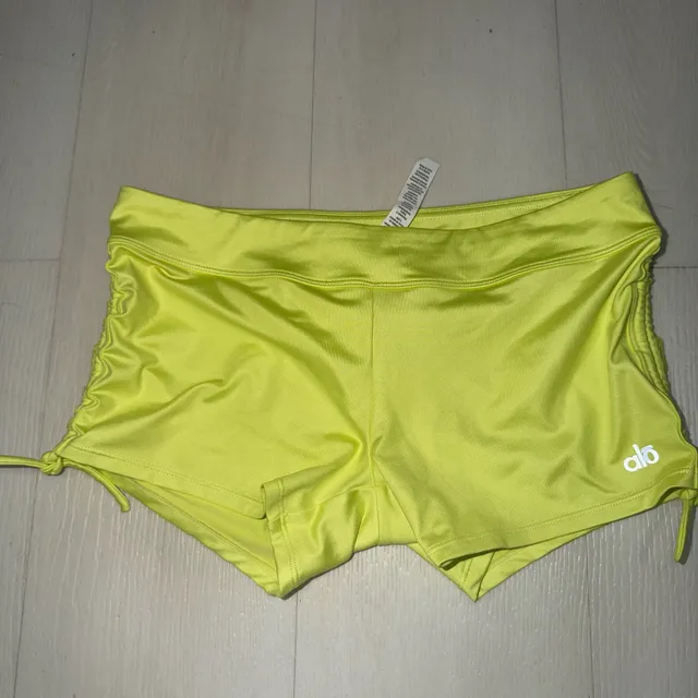 Alo Yoga Ruched Shorts Size M Neon Yellow Athletic