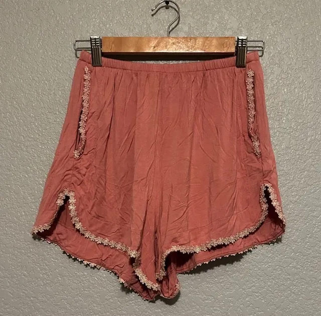 New POL Embroidered Shorts Size S Mauve Floral Lace Trim