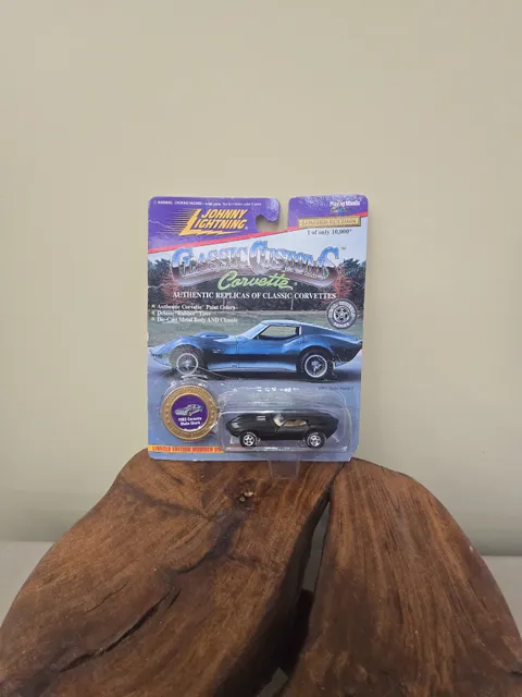 Johnny Lightning Classic Customs Corvette 1965 Mako Shark II Die-Cast