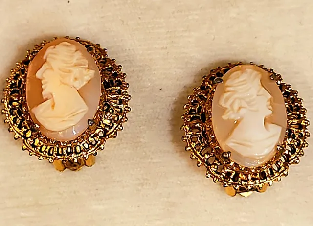 Vintage Gold Tone Filigree Frame Shell Cameo Clip On Earrings