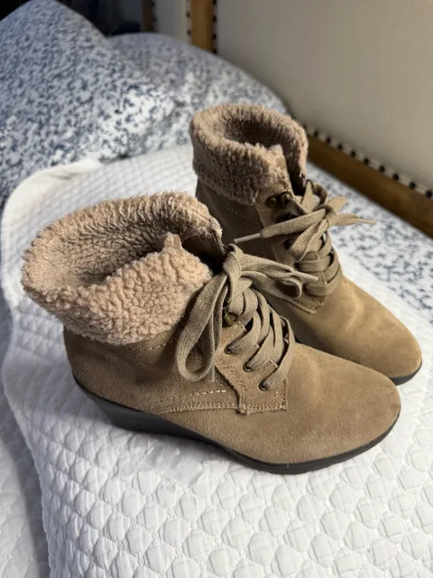 White Mountain Suede Heeled Ankle Boots Booties - Size 6 1/2 M