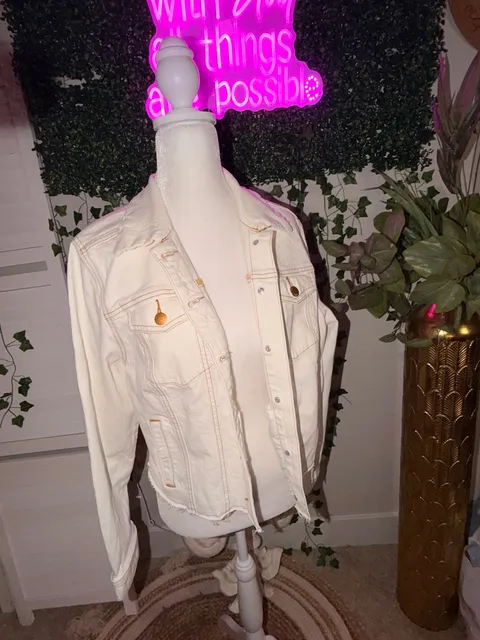 Universal Thread Denim Jacket Size M White Crop Raw Hem