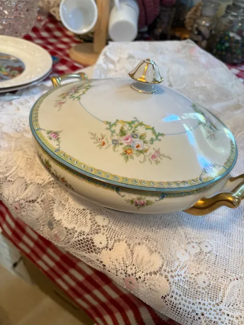 Noritake Clintonia Floral Spray Covered Casserole Bowl