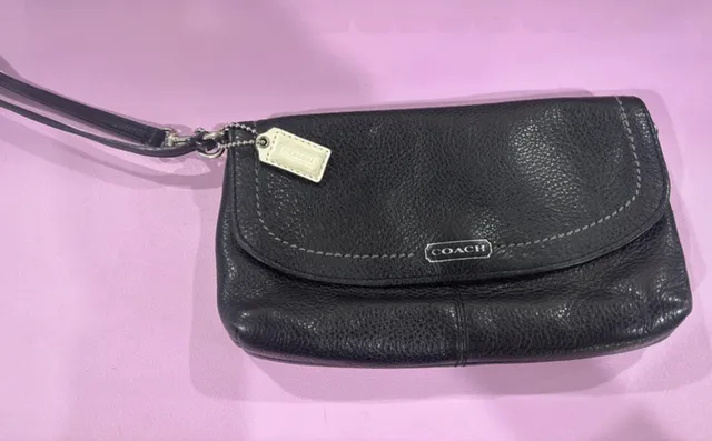 Coach Wristlet /Clutch Wallet Black Click Button Pre owned 8 Card Holders