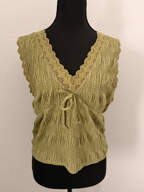 Willow & Root Top Size L Olive Green Lace