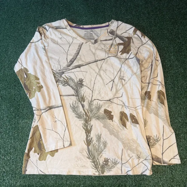 Realtree AP Snow Long Sleeve V-Neck Shirt Size M (8-10)