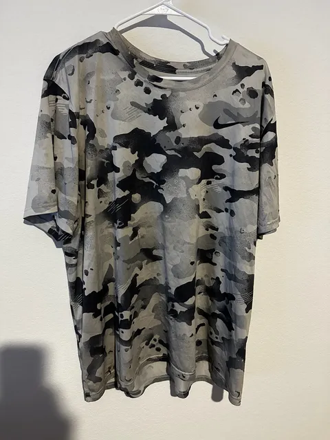 Nike The Nike Tee Camo Dri-Fit Size 2XL Gray T-Shirt