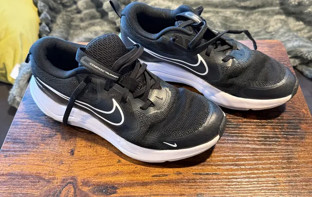 Nike Cosmic Runner Size 5Y Black White Sneakers