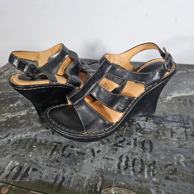 Born Wedge Sandals Size 6 Black Leather