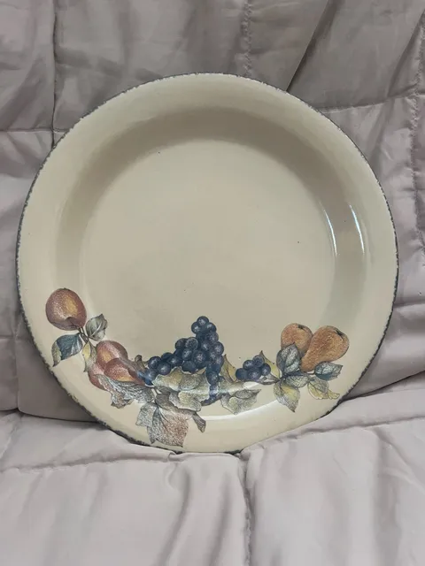Home & Garden Party 2002 Fruit Grape Vine Ceramic Pie Baker Plate