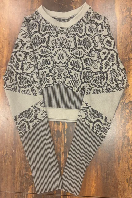 Fitted Maxxim Seamless Snake Print Crop Top Size M Gray Black Long Sleeve