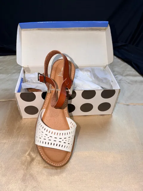 BKS Paca Sandals Size 10M White Brown
