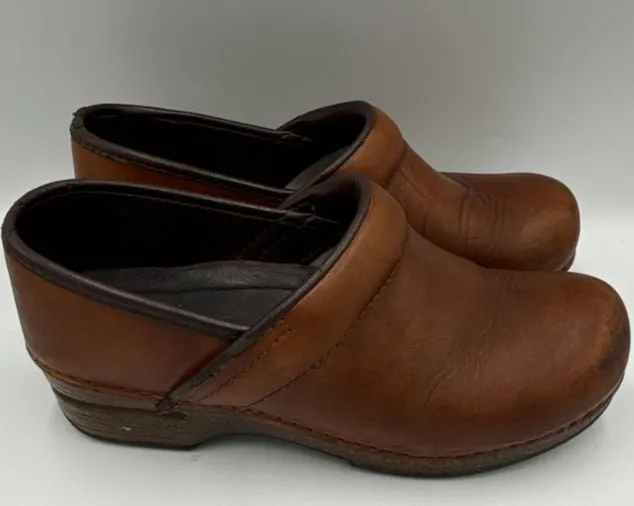 Dansko Professional Clogs Brown Leather Slip Resistant
Size 38 /US 8
#894