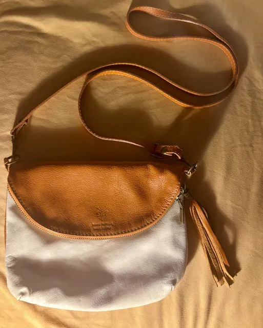 Beautiful Borse in Pelle foldover crossbody bag. Handcrafted in Italy & made of 100% Genuine Italian Calfskin Leather. Has bohemian-style colorblock design that combines a rich cognac brown (top leather flap) with a clean white leather body for a stunning