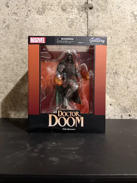 Diamond Select Toys Marvel Gallery Doctor Doom PVC Diorama Figure