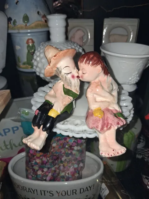 Vintage Hillbilly Kissing Couple Salt and Pepper Shakers