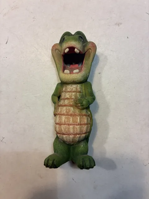 Alligator Resin Wall Mounted Bottle Opener Figurine Novelty Bar Decor