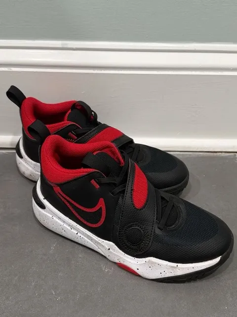 Nike Team Hustle D 11 Size 5Y Black Red Athletic Sneakers