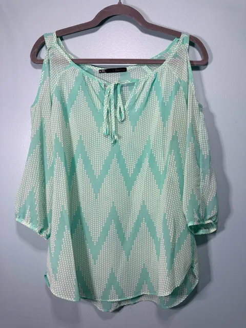 Maurices Cold Shoulder Blouse Size M Mint Green White Chevron