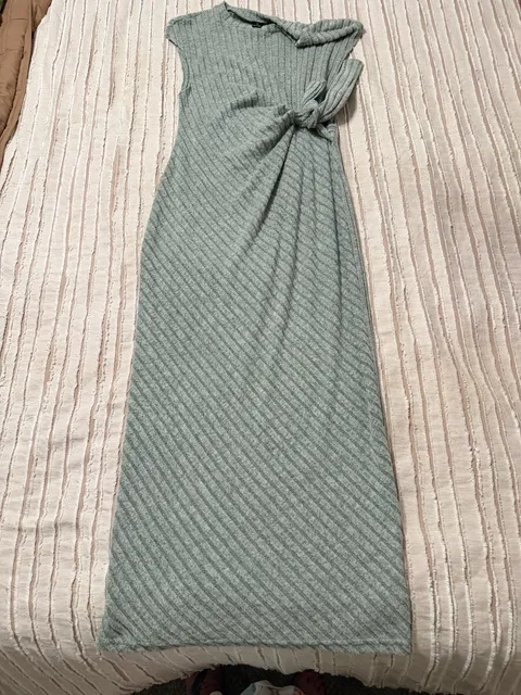 SHEIN Midi Dress Size M Green Ribbed Twist Waist
Wore while pregnant for baby shower