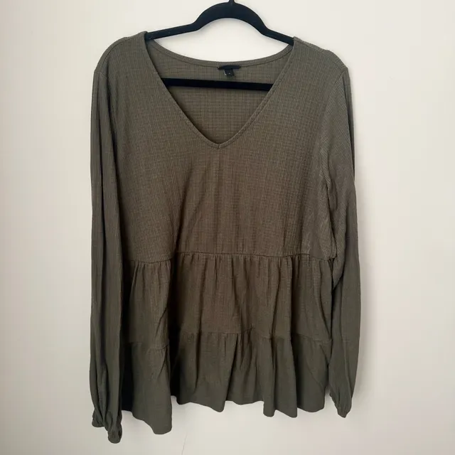 Torrid Tiered Long Sleeve Top Size 2 Green V-Neck Babydoll Blouse