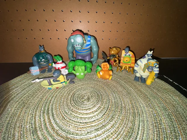 Plants vs Zombies Action Figure Toy Lot of 9 Assorted Characters