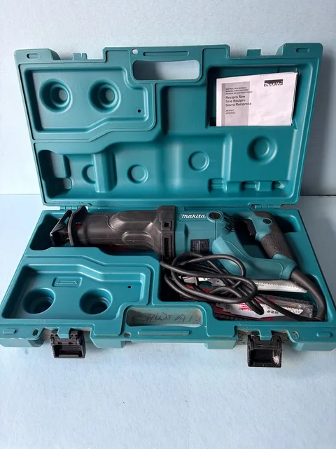 Makita JR3050T Reciprocasting Saw - With Case And several Blades excellent cond