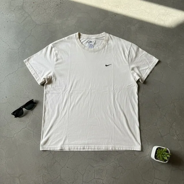 Nike Minimalist Swoosh T-Shirt Size M Beige Embroidered Logo
