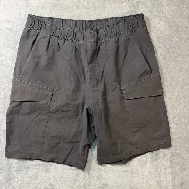 Lululemon Men Utilitarian Cargo Shorts 9" Gray Elastic Waist Size M Fits Large