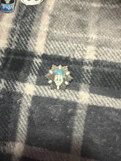 Disney Donald Duck Snowflake Hidden Mickey Disneyland Resort Hotel Pin