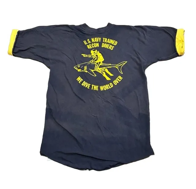 Vintage 90s US Navy Recon Divers Shark Graphic Tee Russell Athletic L USA