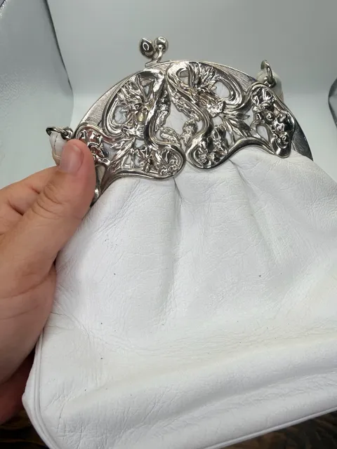 Vintage Ornate Clasp White Leather Kisslock Handbag