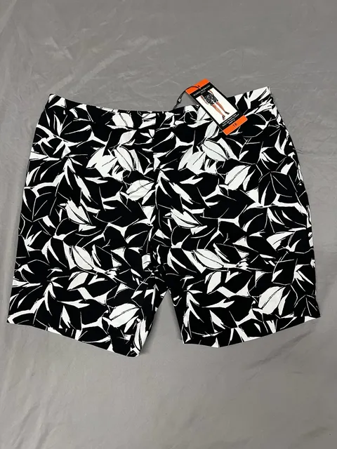 Mario Serrani Italy Comfort Stretch Shorts Size 16 Black White Leaf