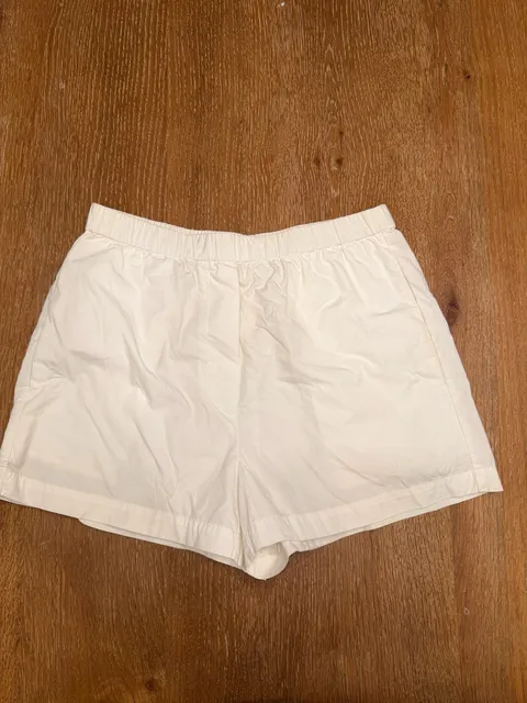 Aritzia Wilfred Free White Breeze 3” High