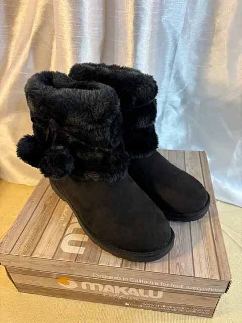 Makalu Fur Pom Pom Boots Size 8.5 Black Faux Suede Winter