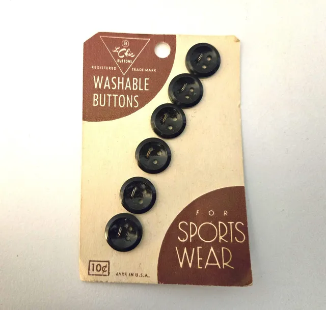 6 Vintage Black Buttons ~ Le Chic ~ ½” ~ Made in USA ~ New on Card