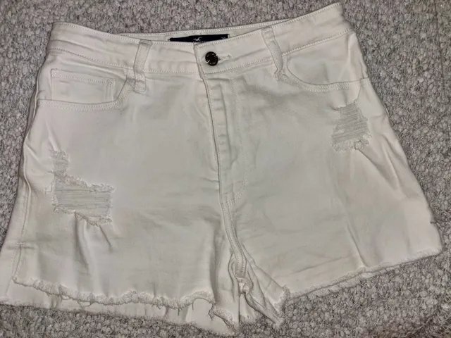 Hollister Womens Ultra High-Rise Vintage Relaxed Mom Short 3” Size 9 Waist 29 White Denim 