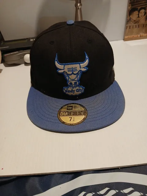 New Era Chicago Bulls 59FIFTY Fitted Hat Size 7 1/4 Black Blue Windy City