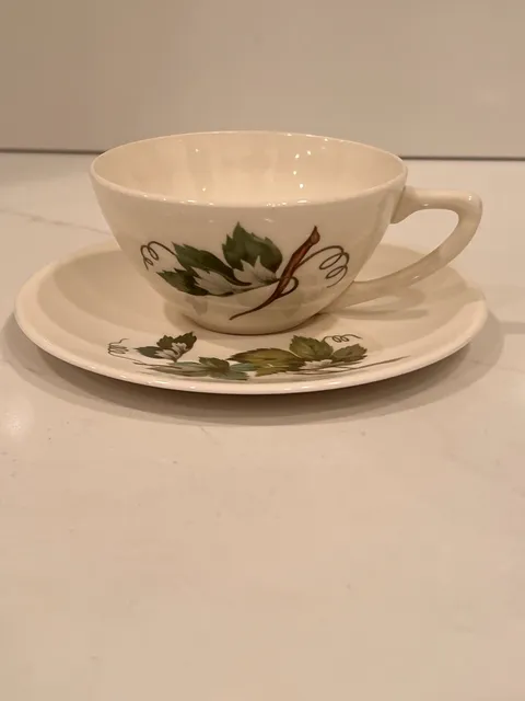 Vintage Grapevine Edwin Knowles set of 4 Cream Teacup/Saucer