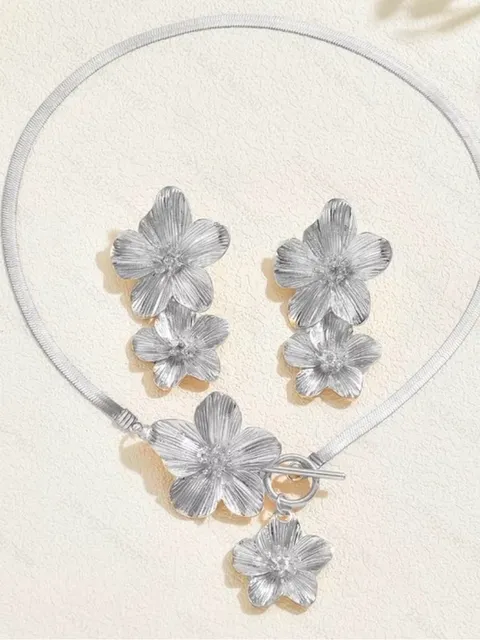 Jewelry Set Silver Floral Drop Earrings — Textured Three-Flower Design