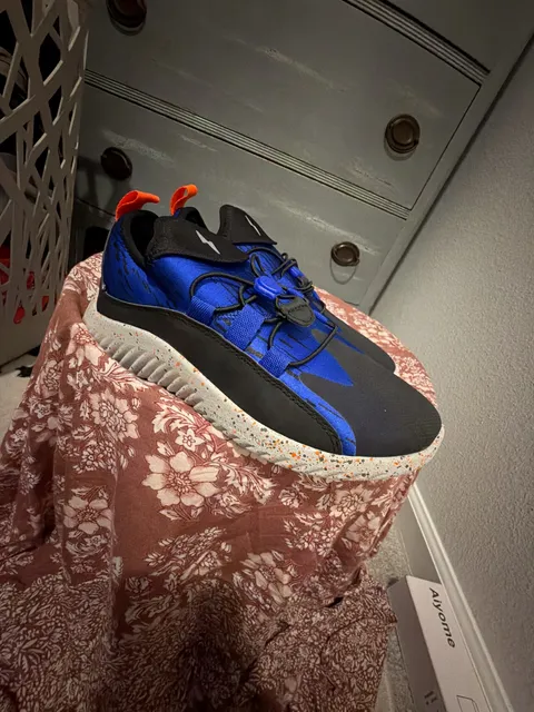 Super Heroic Crew Sneakers Size 5 Blue Black
