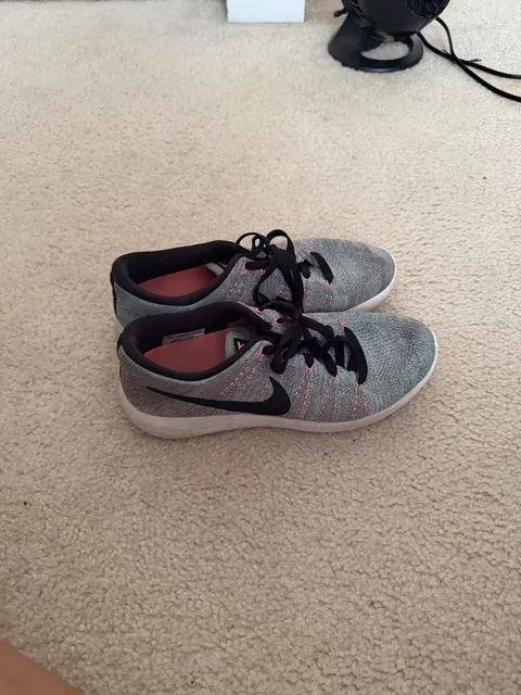 Nike LunarEpic Low Flyknit Size 10 Gray Running Shoes