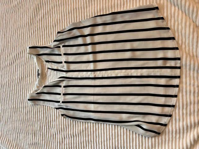 Express Striped Blouse Size L Black White Sleeveless V-Neck Top