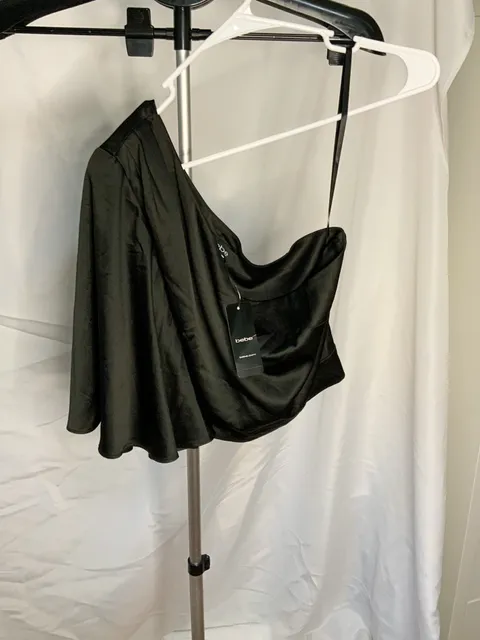 NWT Bebe One Shoulder Flutter Charm Top Women Size 4 Black