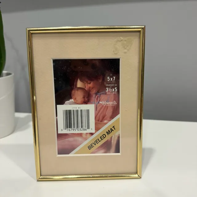 Intercraft Gold Picture Frame 5x7 Matted to 3.5x5 Beveled Mat