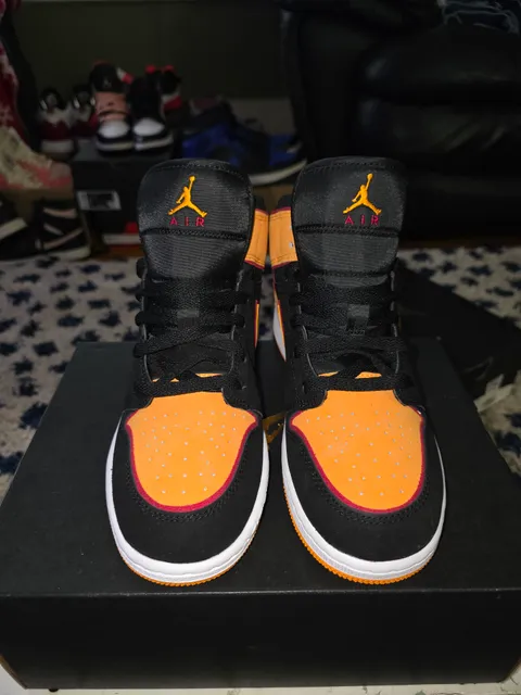 Nike Air Jordan 1 Mid GS Size 6Y Orange Black