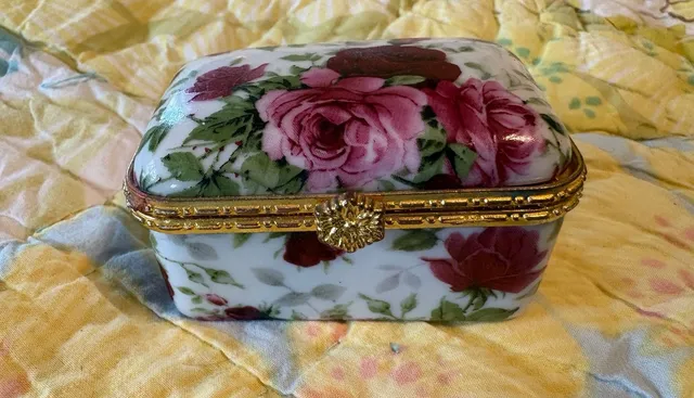 EUC Limoges Porcelain Rose Floral Trinket Box Gold Trim Hinged