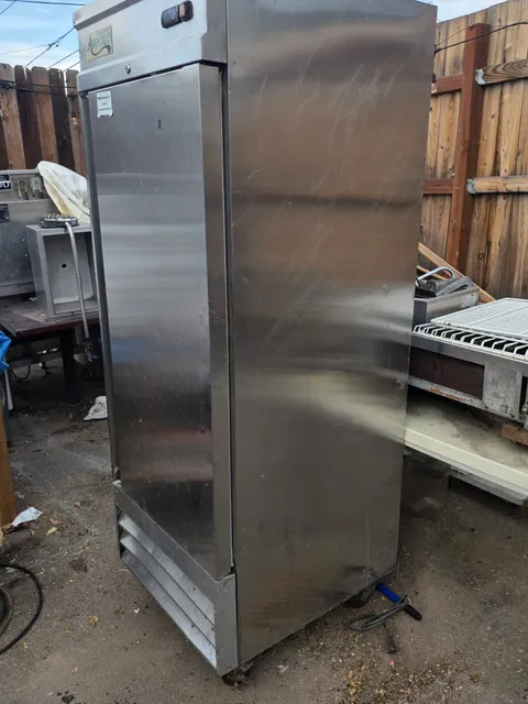 Avantco 178CFD1RR One Solid Door Refrigerator