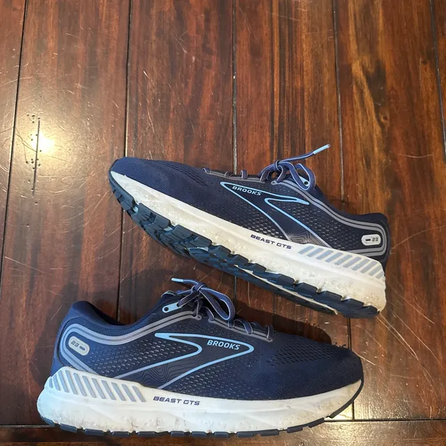 Brooks Beast GTS 23 Navy White Running Shoes Size 10.5