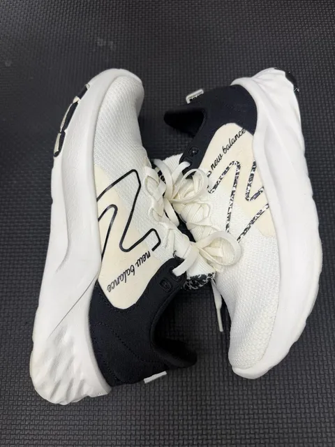 New Balance Fresh Foam Roav Size 6.5 White Black Sneakers